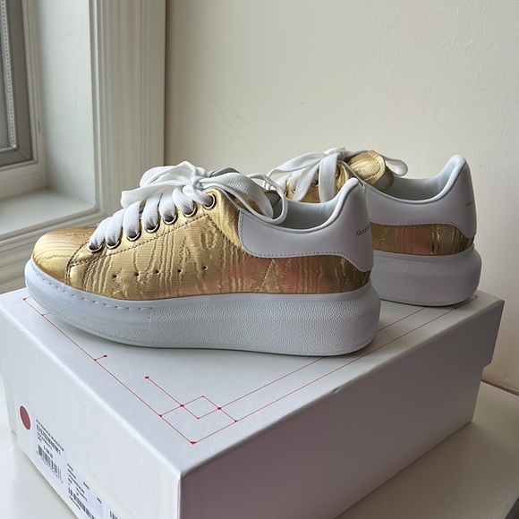 Alexander McQueen gold sneaker - Picture 4 of 7
